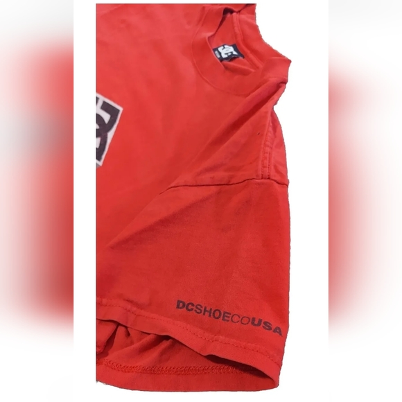 DC Shoe Co USA Vintage Red Men's T-Shirt With Logo Size Medium - Picture 6 of 9